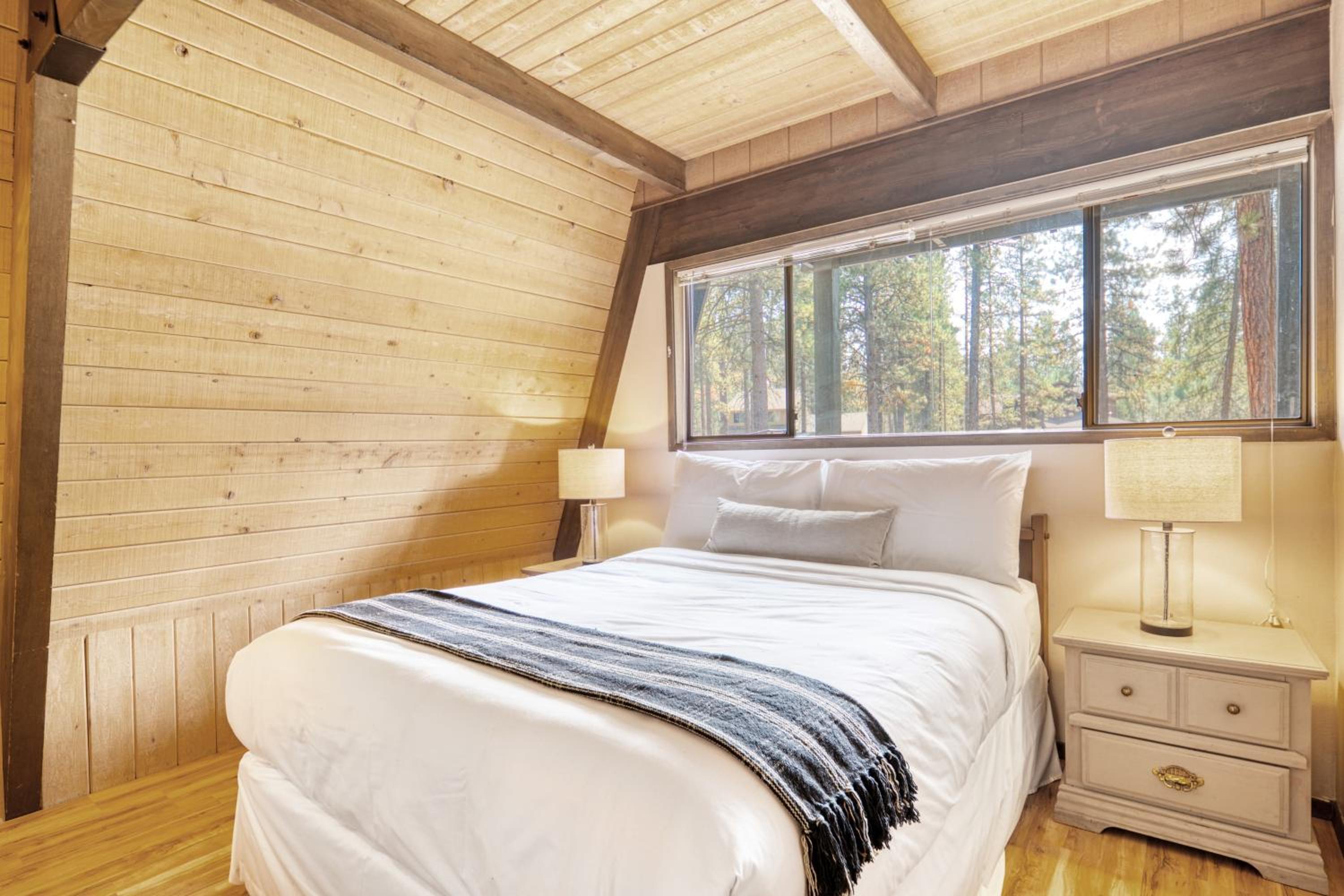 Alder by AvantStay Moody Retreat: Patio Hot Tub in Sunriver