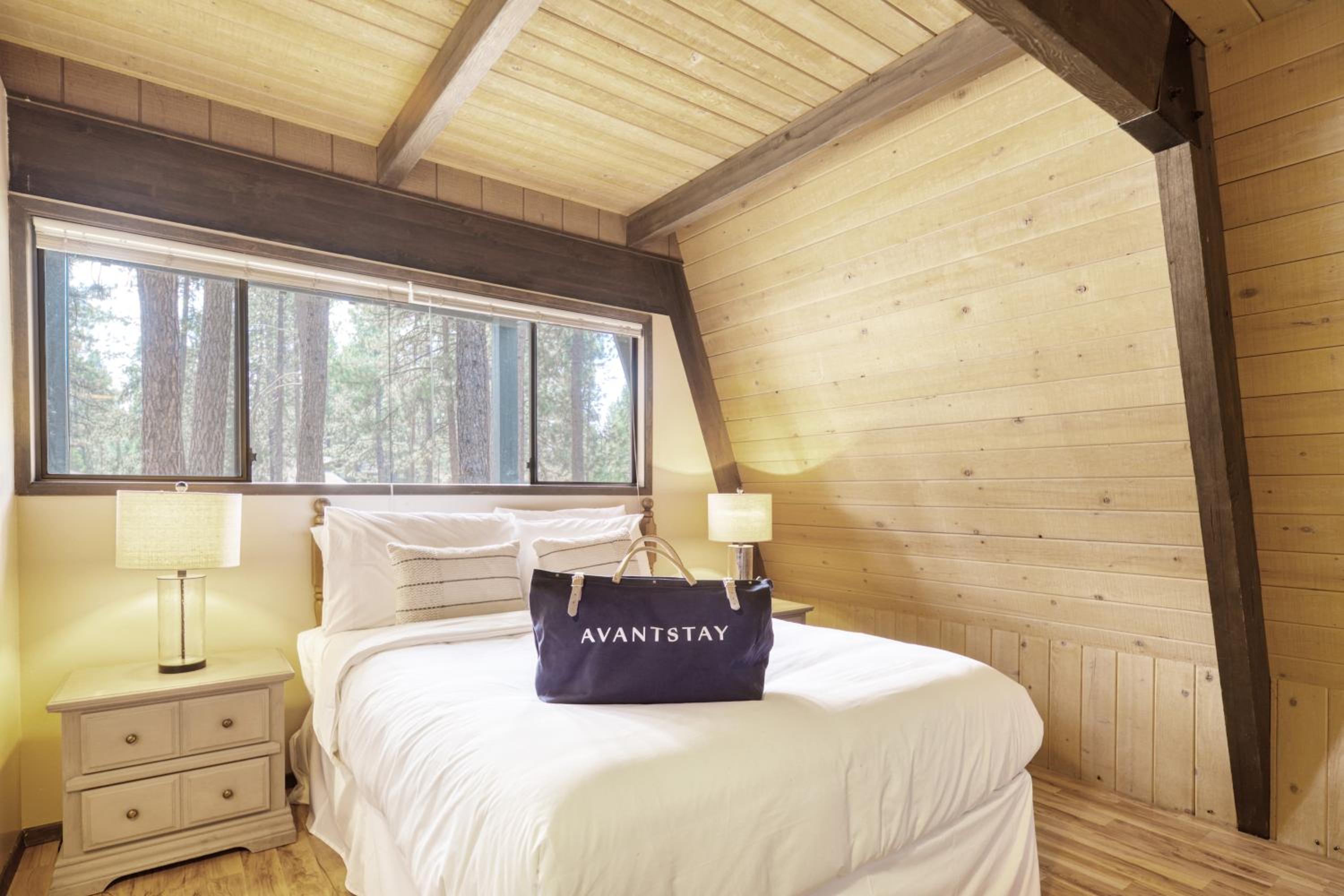 Alder by AvantStay Moody Retreat: Patio Hot Tub in Sunriver