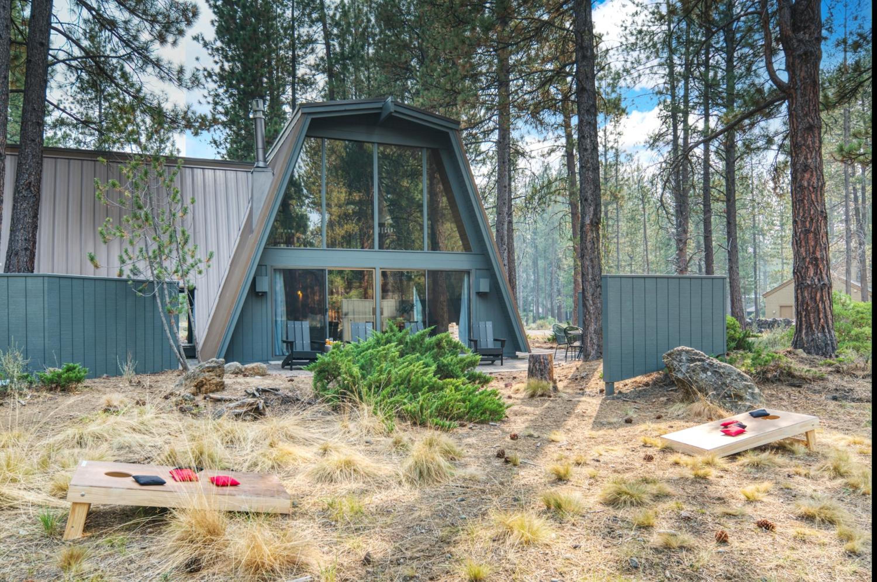 Alder by AvantStay Moody Retreat: Patio Hot Tub in Sunriver