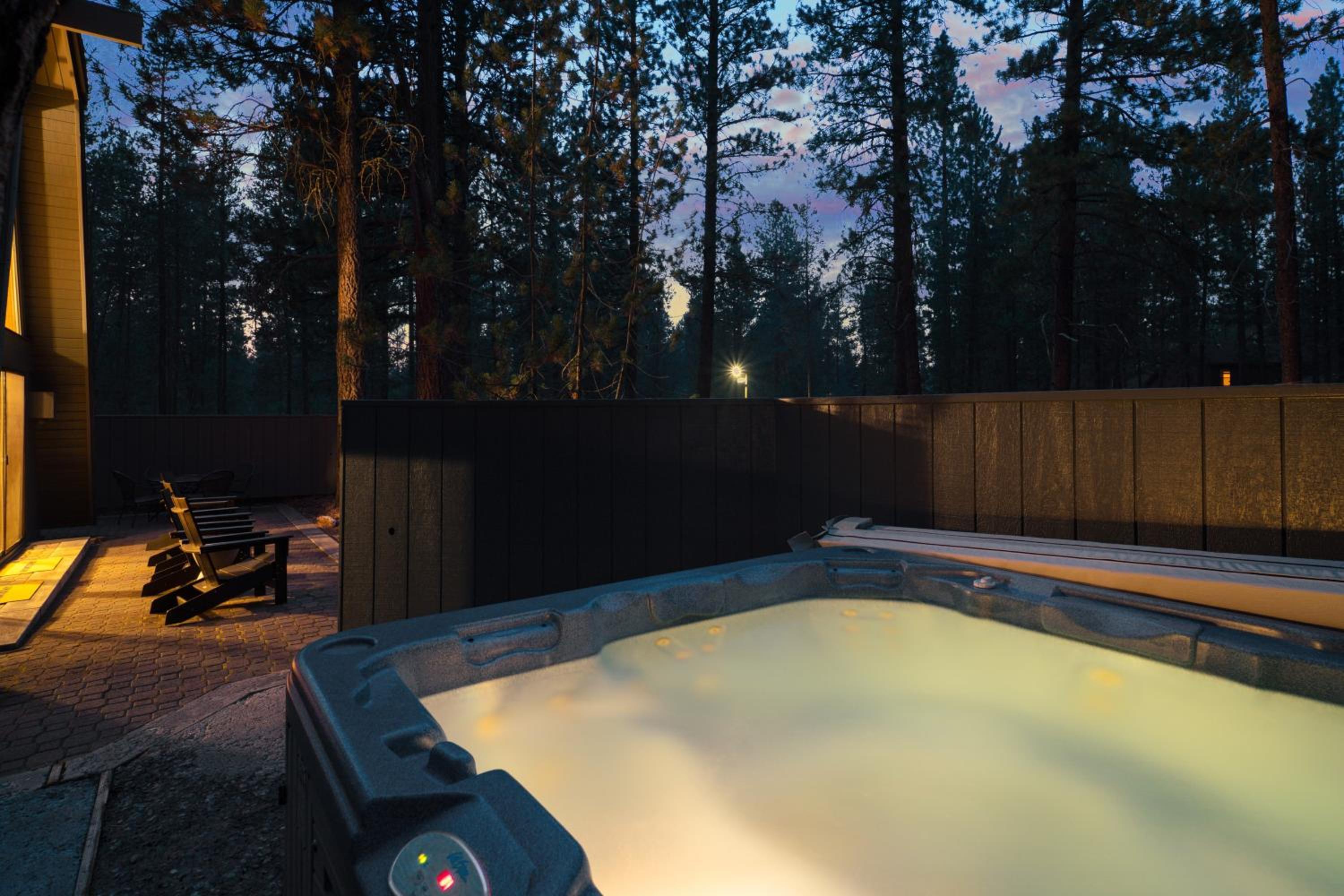 Alder by AvantStay Moody Retreat: Patio Hot Tub in Sunriver