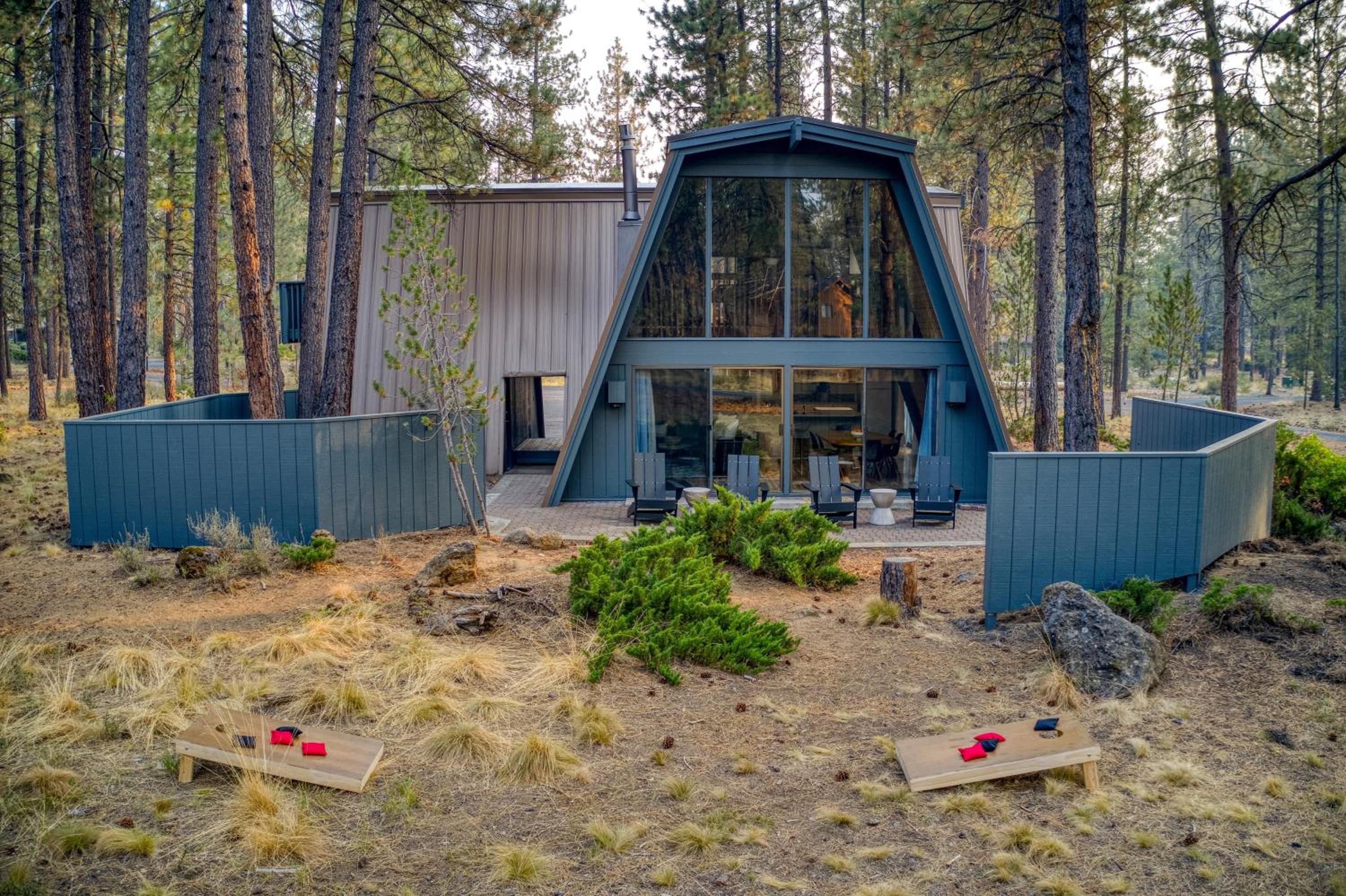 Alder by AvantStay Moody Retreat: Patio Hot Tub in Sunriver