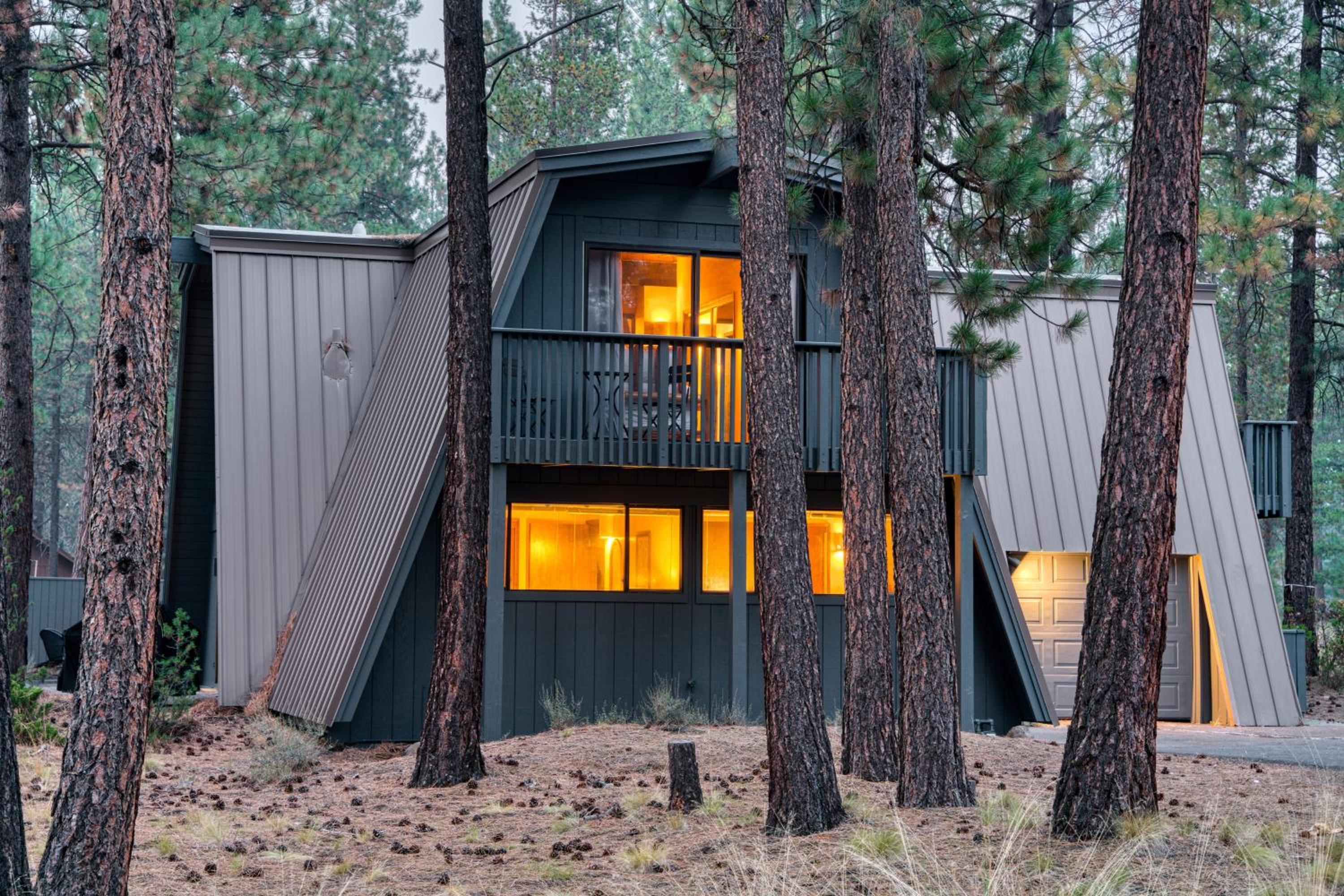 Alder by AvantStay Moody Retreat: Patio Hot Tub in Sunriver