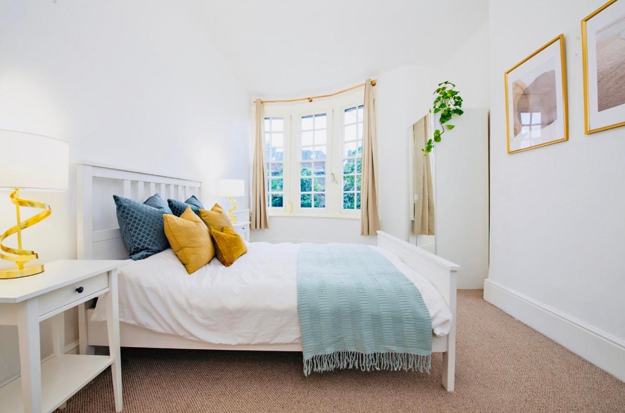 Spacious & Charming garden flat -Zone 2- Great for Central London access