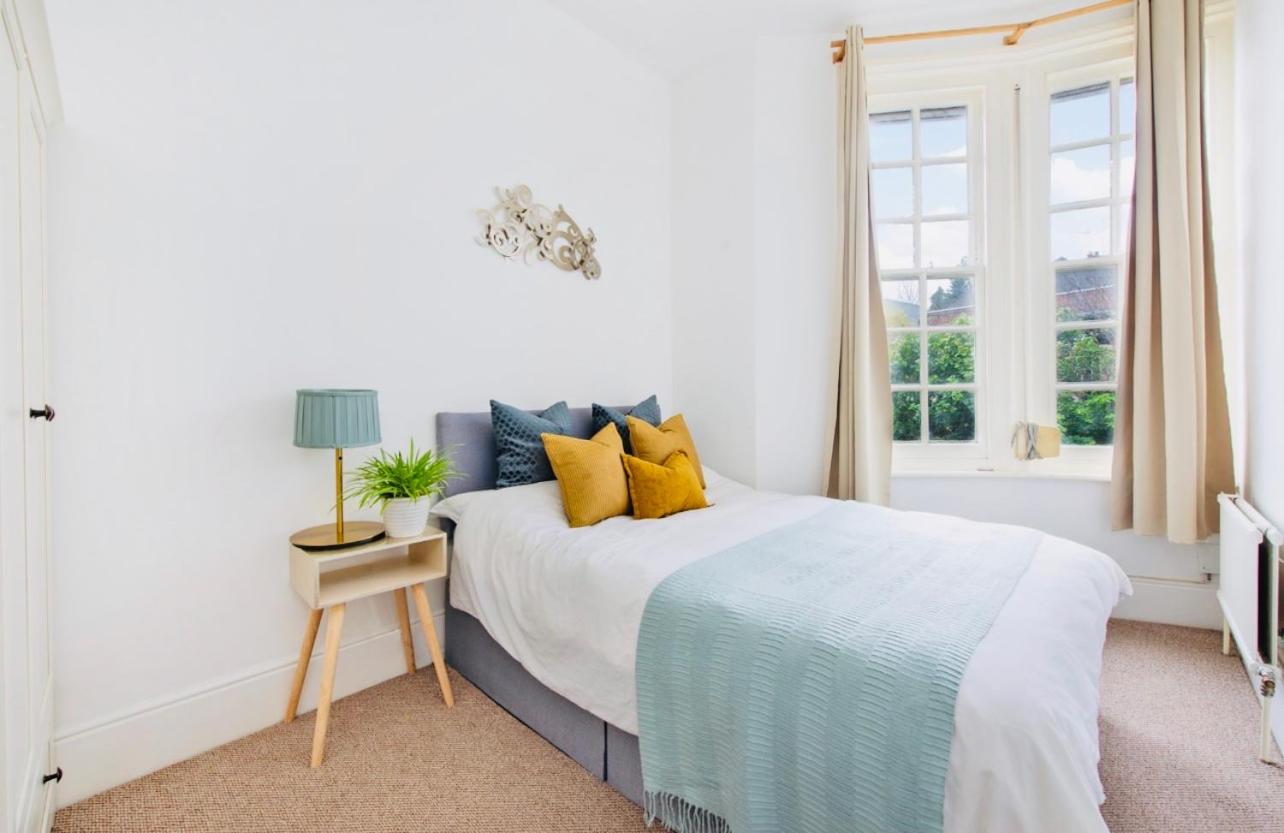 Spacious & Charming garden flat -Zone 2- Great for Central London access