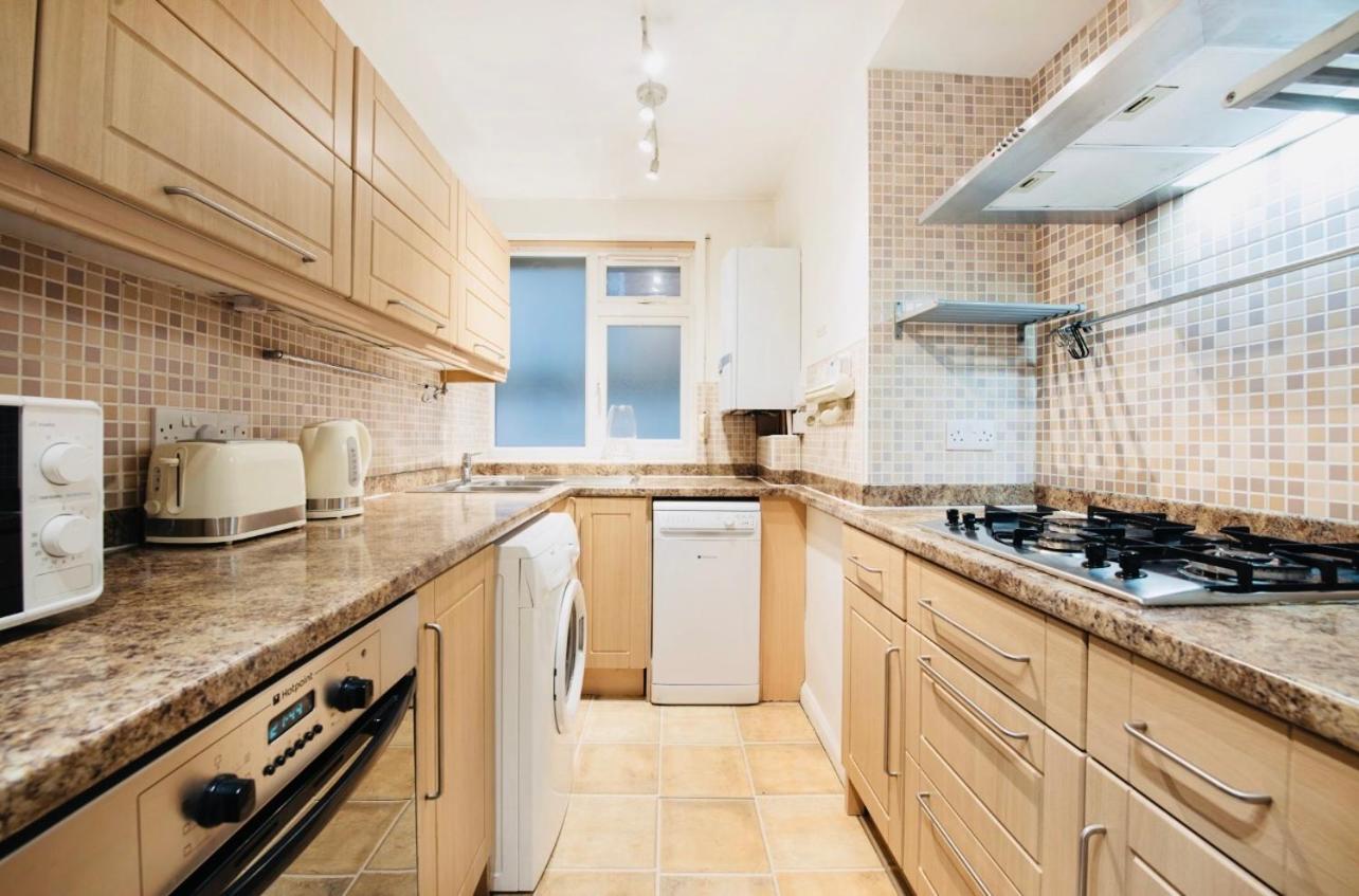 Spacious & Charming garden flat -Zone 2- Great for Central London access