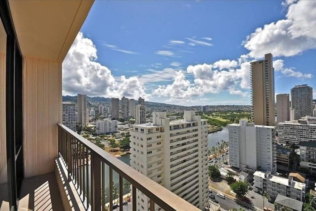 Brooks Beach Vacations Wyndham 4 Star Resort 1805 Waikiki view 2