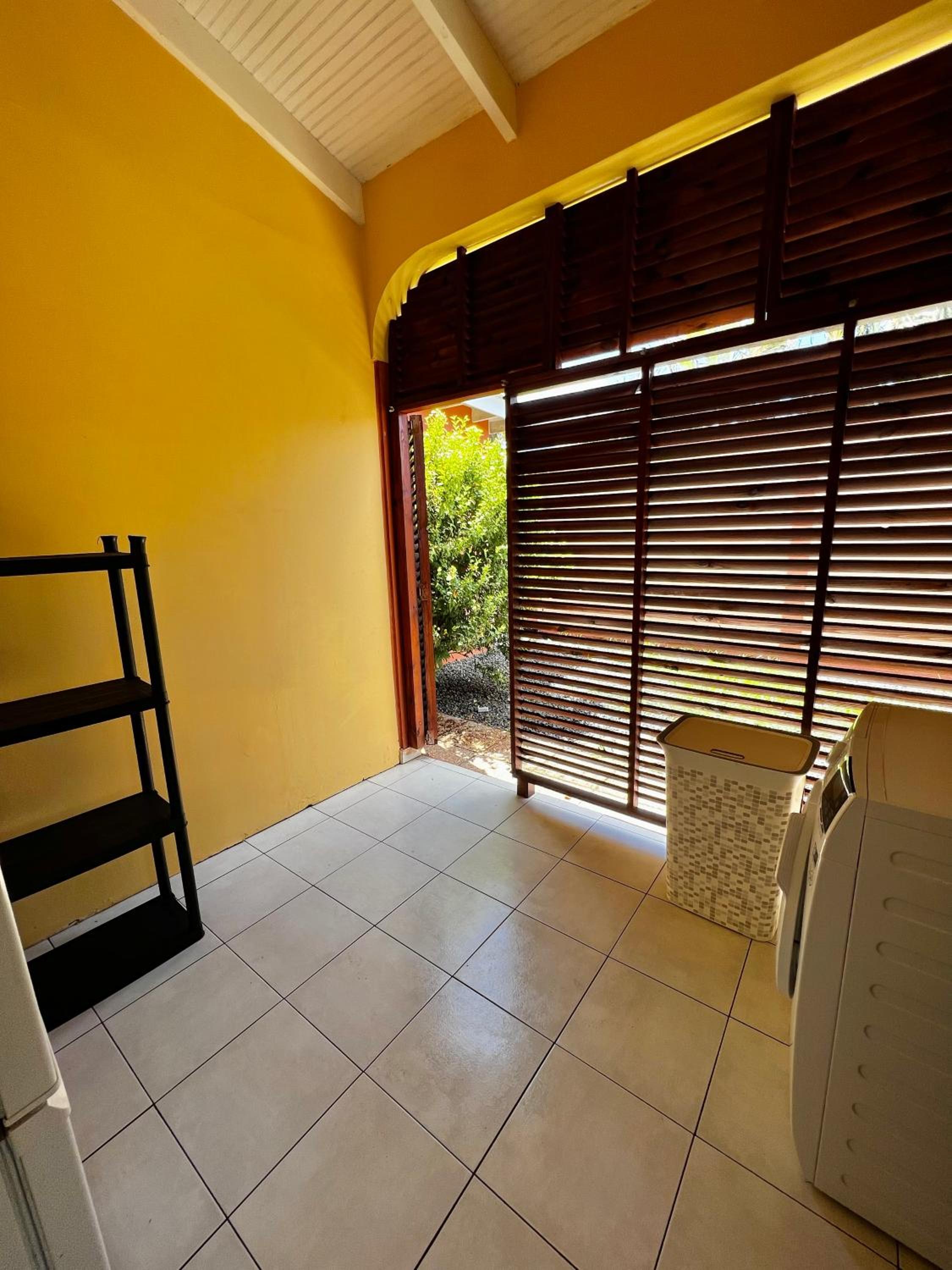 Villa Turquoise avec Piscine privée - Clim - Proche Jarry - Parking view 3