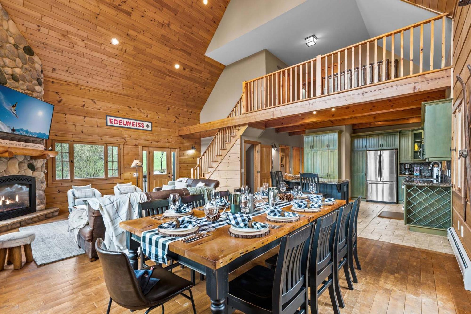 Beautiful Log Cabin! Hot-Tub, Bonfire & Private Yet 4 Mins to Downtown! view 5