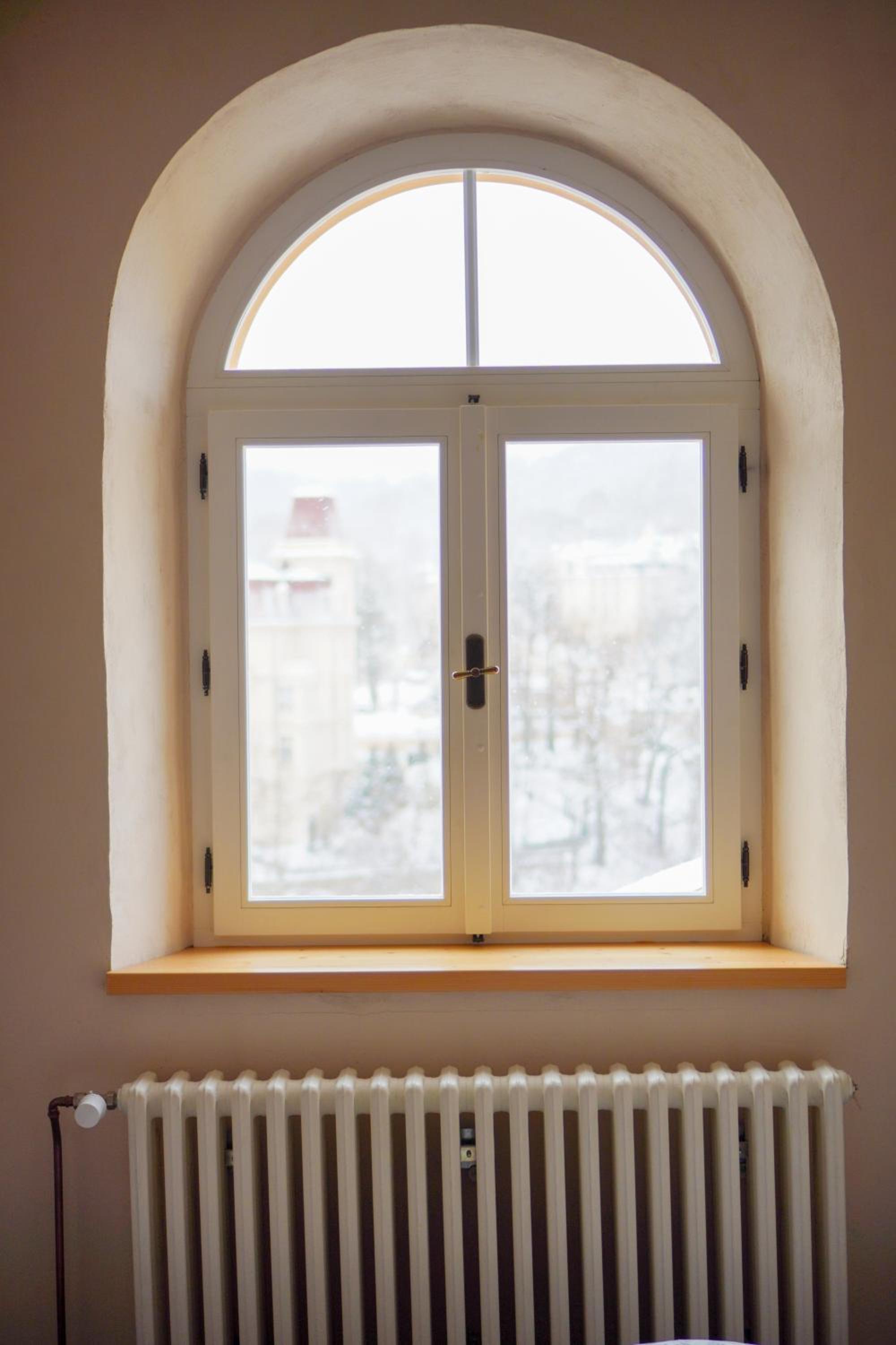 Retro & Romantic 2BR Gem in Spa Center!