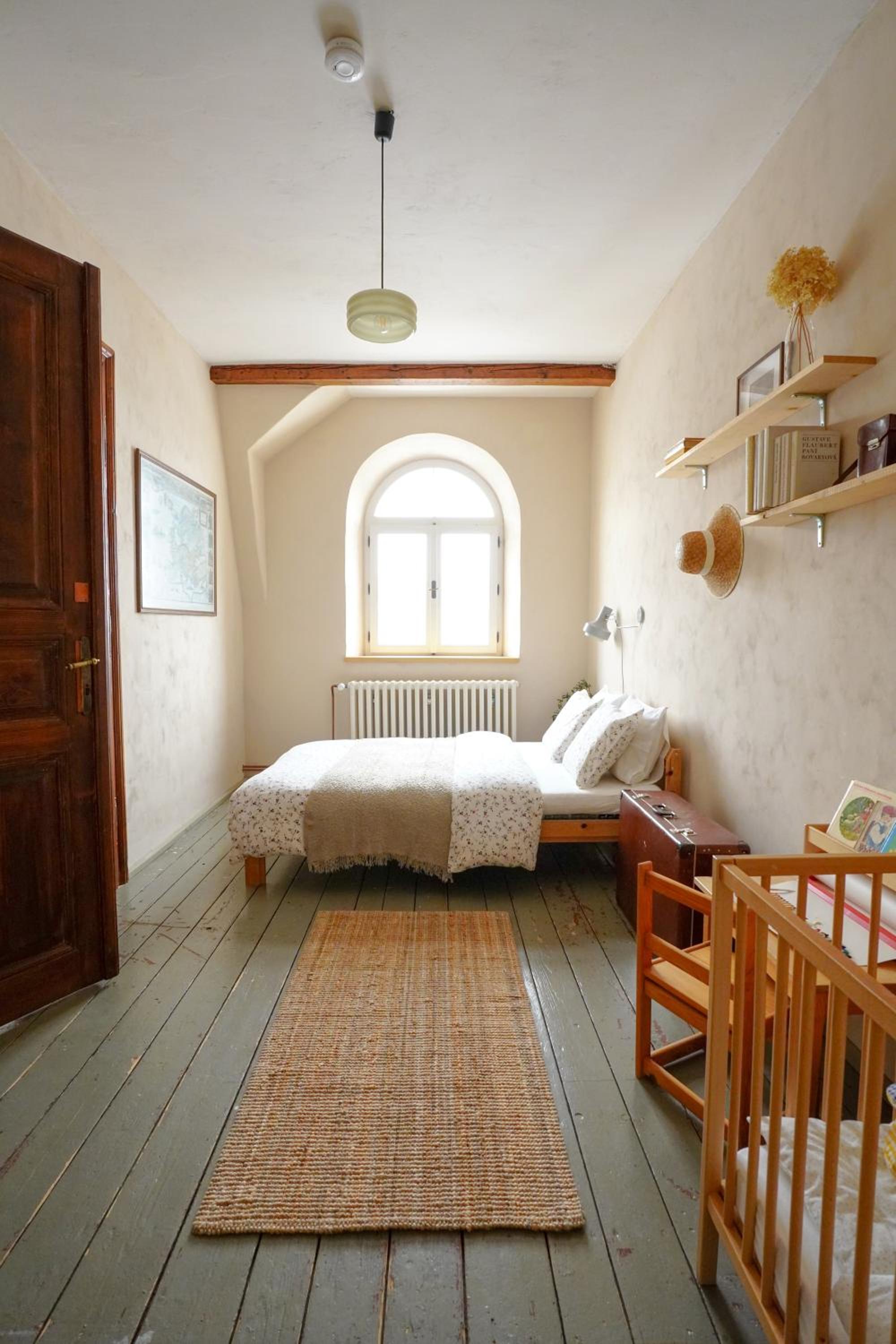Retro & Romantic 2BR Gem in Spa Center!