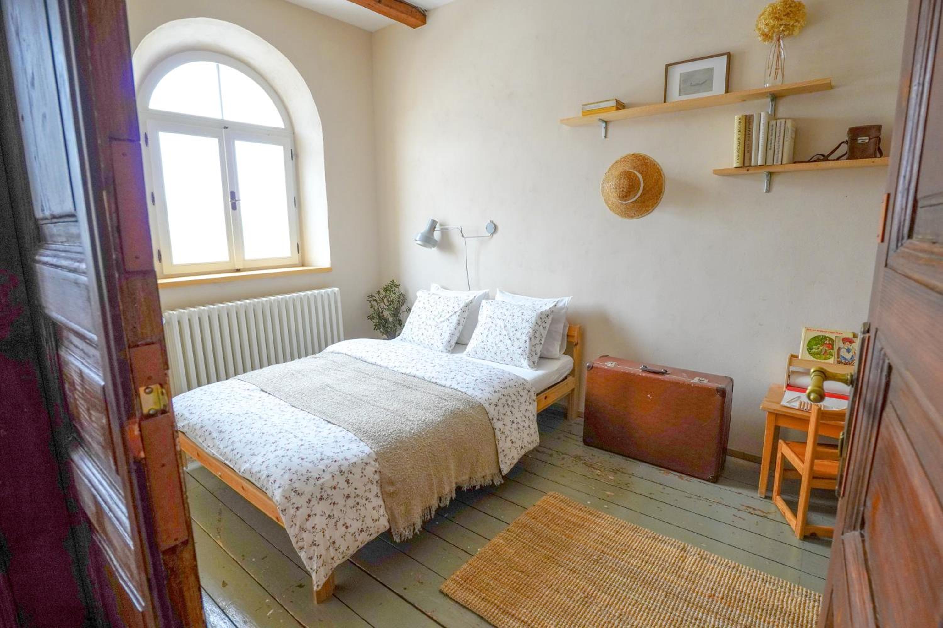Retro & Romantic 2BR Gem in Spa Center!
