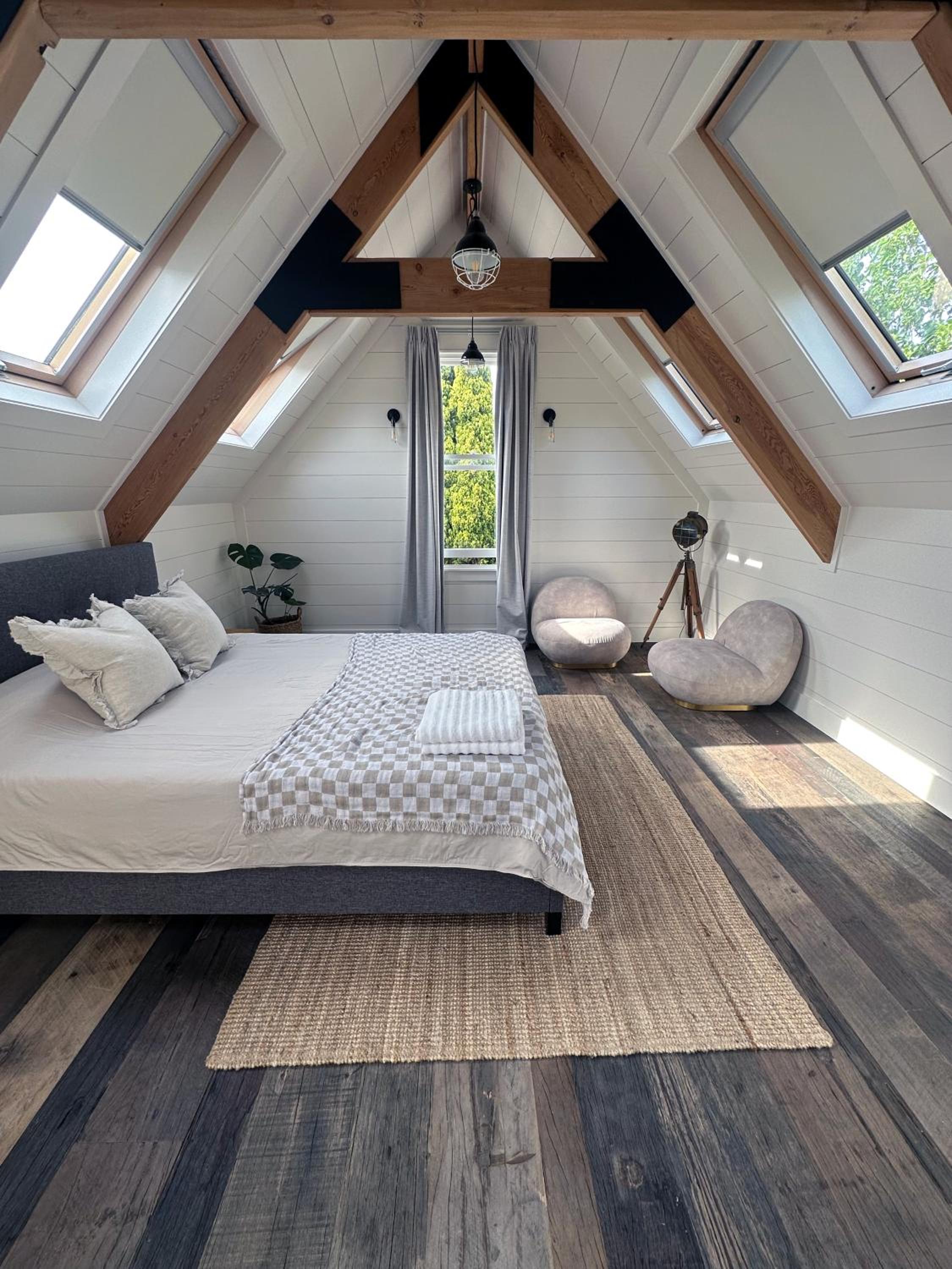 A Majestic Victorian Private Rear Access Quarters
