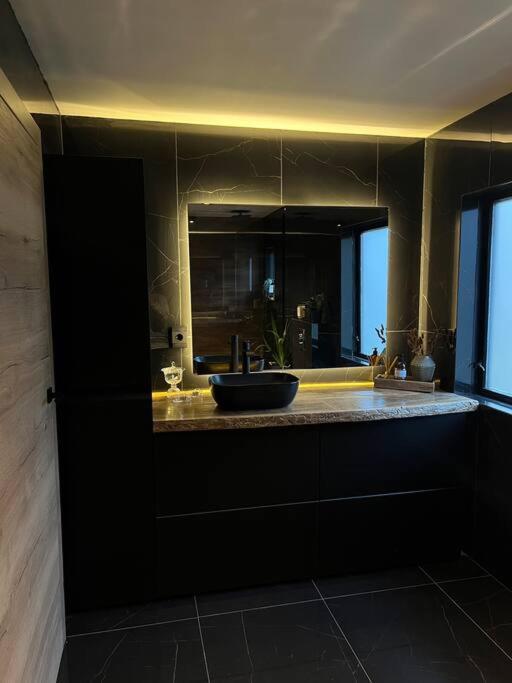 Botnahlid Villa, Mountain and Town views and outdoor Sauna