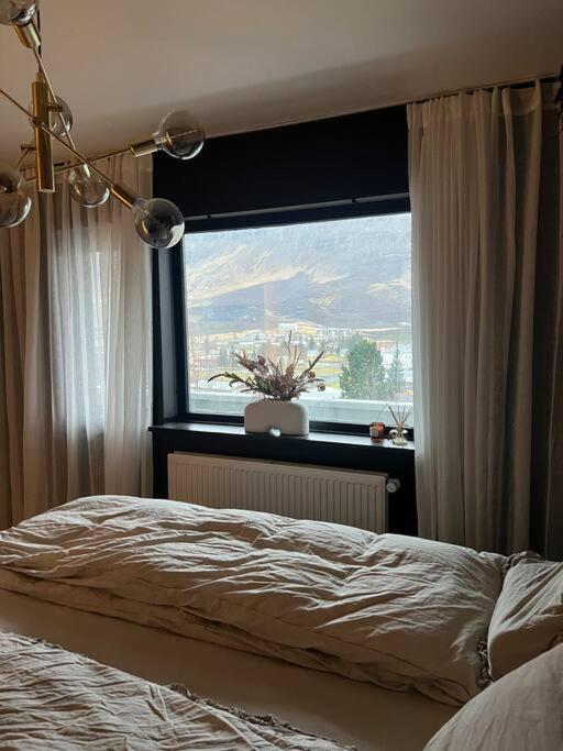 Botnahlid Villa, Mountain and Town views and outdoor Sauna