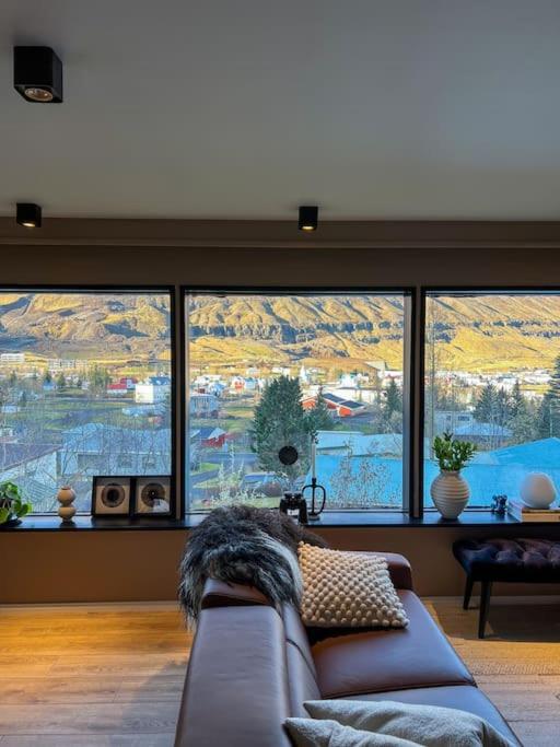 Botnahlid Villa, Mountain and Town views and outdoor Sauna