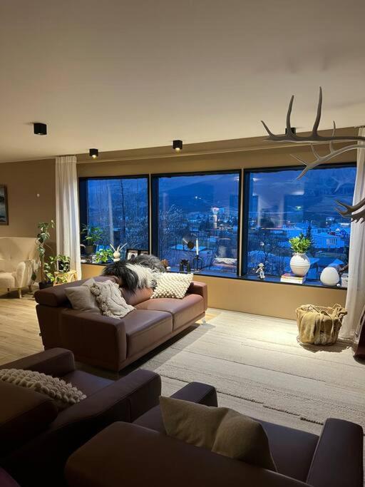 Botnahlid Villa, Mountain and Town views and outdoor Sauna