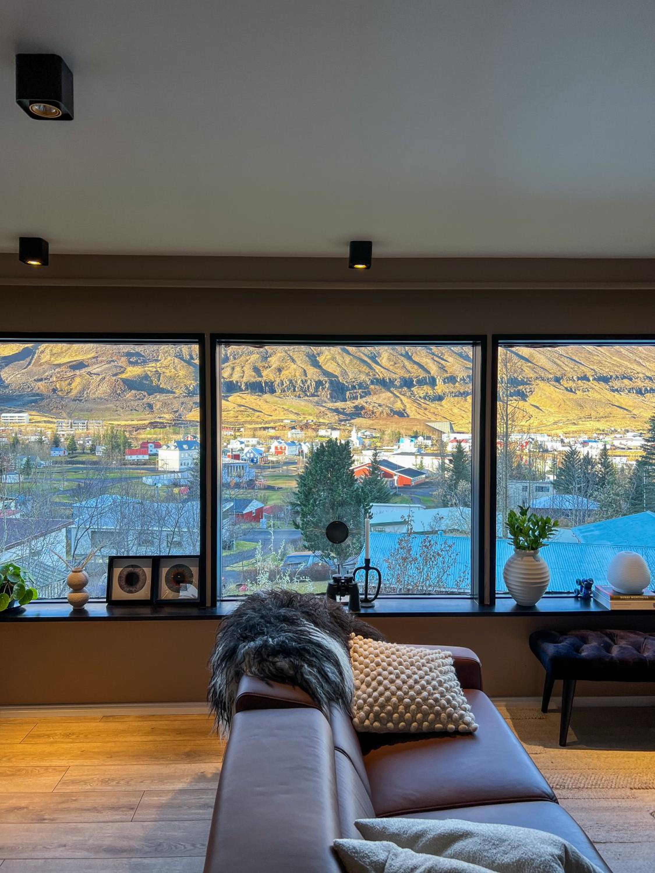 Botnahlid Villa, Mountain and Town views and outdoor Sauna