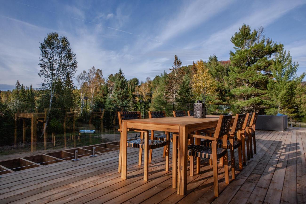 Le Roselin On Lake Ouareau Hot tub & Pool Table