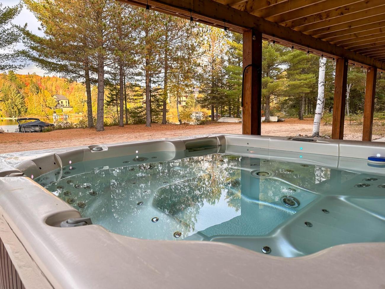 Le Roselin On Lake Ouareau Hot tub & Pool Table