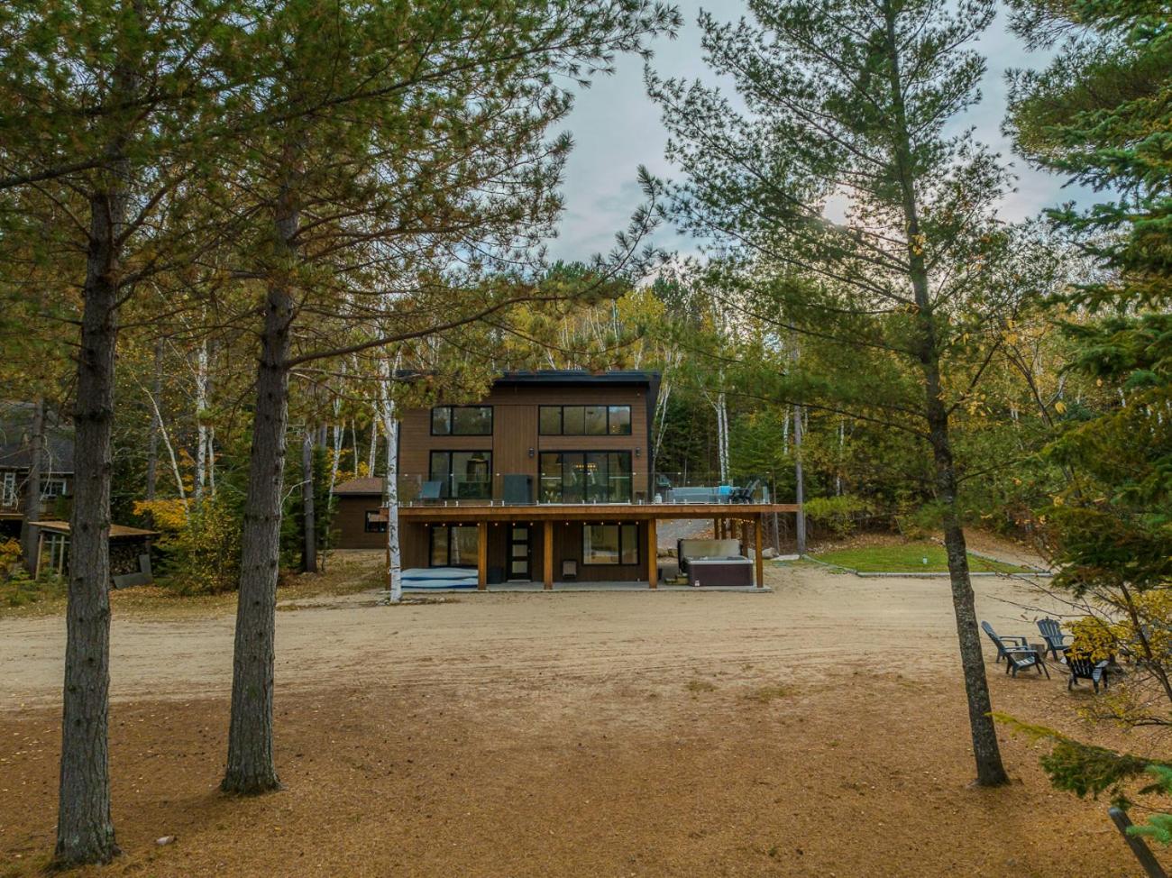 Le Roselin On Lake Ouareau Hot tub & Pool Table