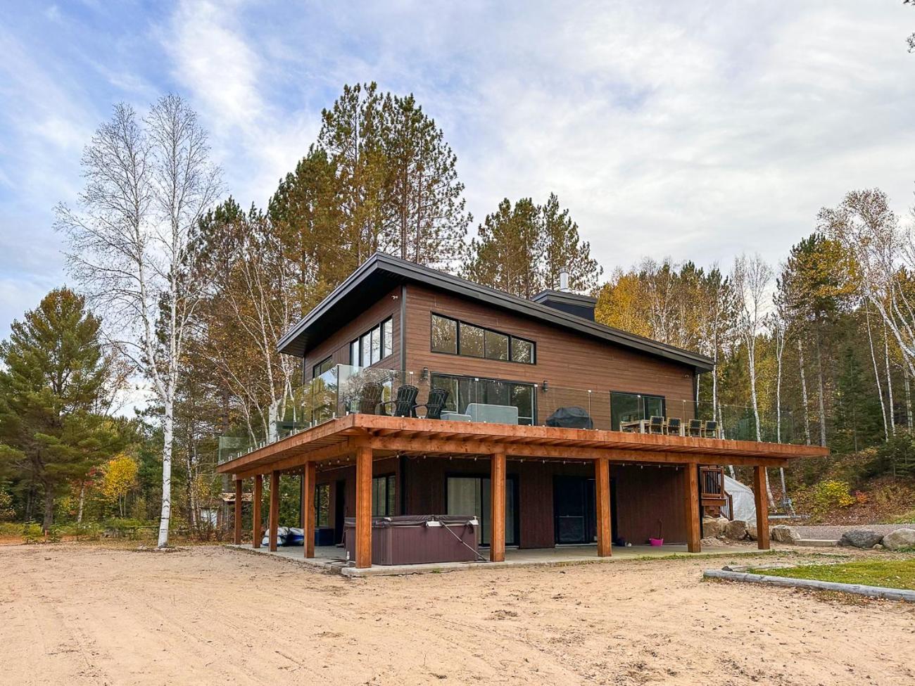 Le Roselin On Lake Ouareau Hot tub & Pool Table