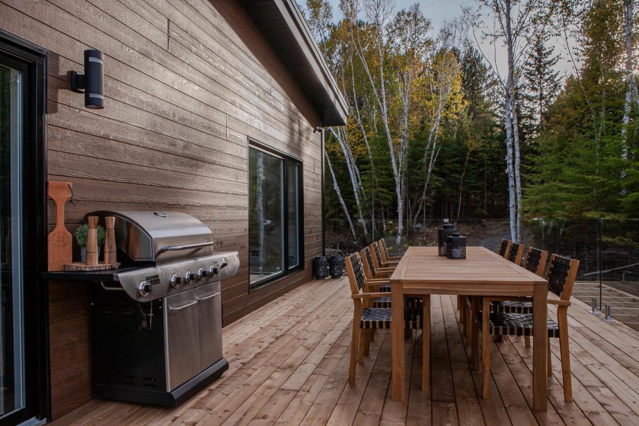 Le Roselin On Lake Ouareau Hot tub & Pool Table