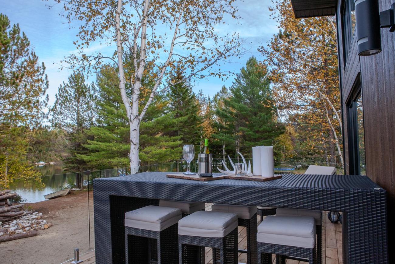Le Roselin On Lake Ouareau Hot tub & Pool Table
