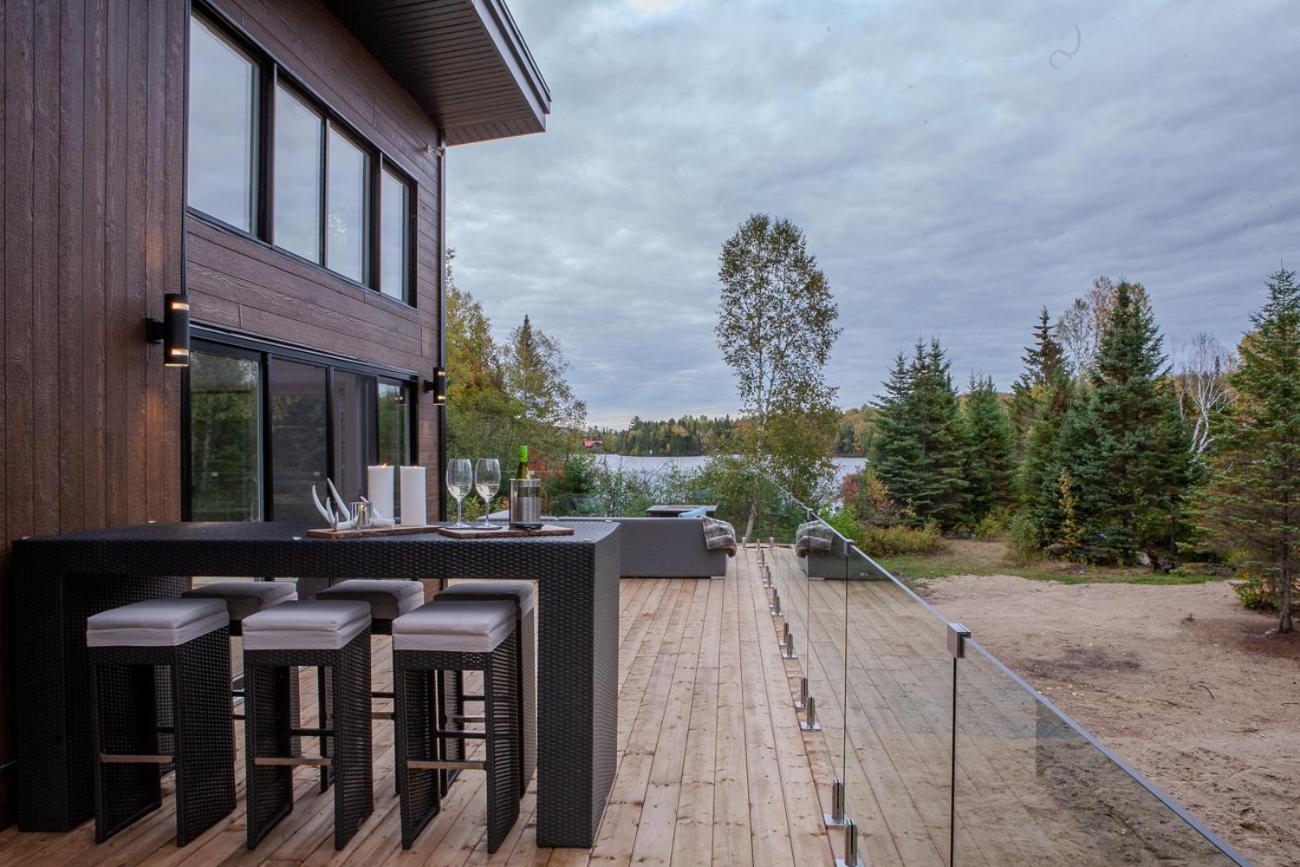Le Roselin On Lake Ouareau Hot tub & Pool Table