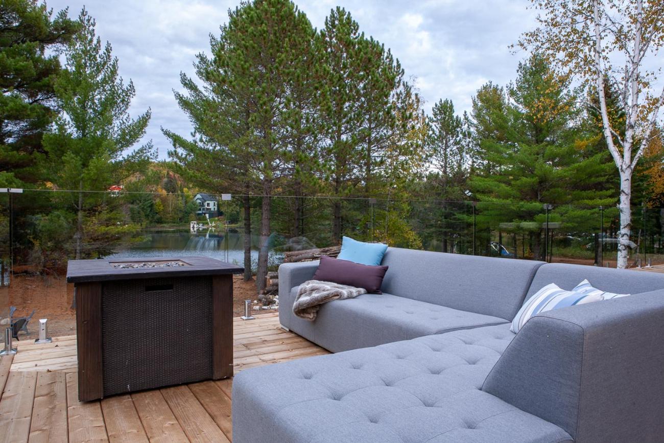 Le Roselin On Lake Ouareau Hot tub & Pool Table