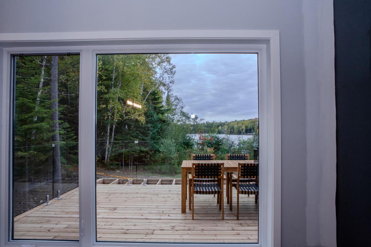 Le Roselin On Lake Ouareau Hot tub & Pool Table