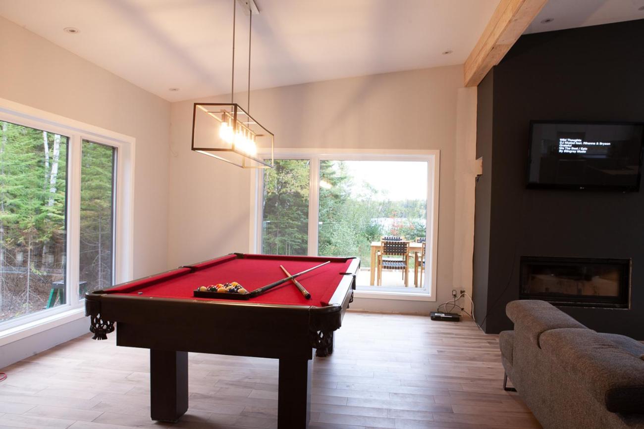 Le Roselin On Lake Ouareau Hot tub & Pool Table