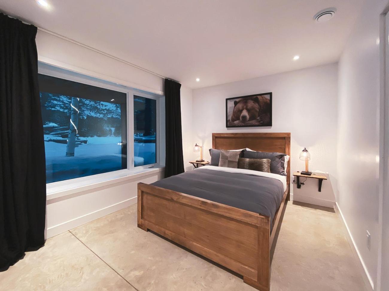 Le Roselin On Lake Ouareau Hot tub & Pool Table