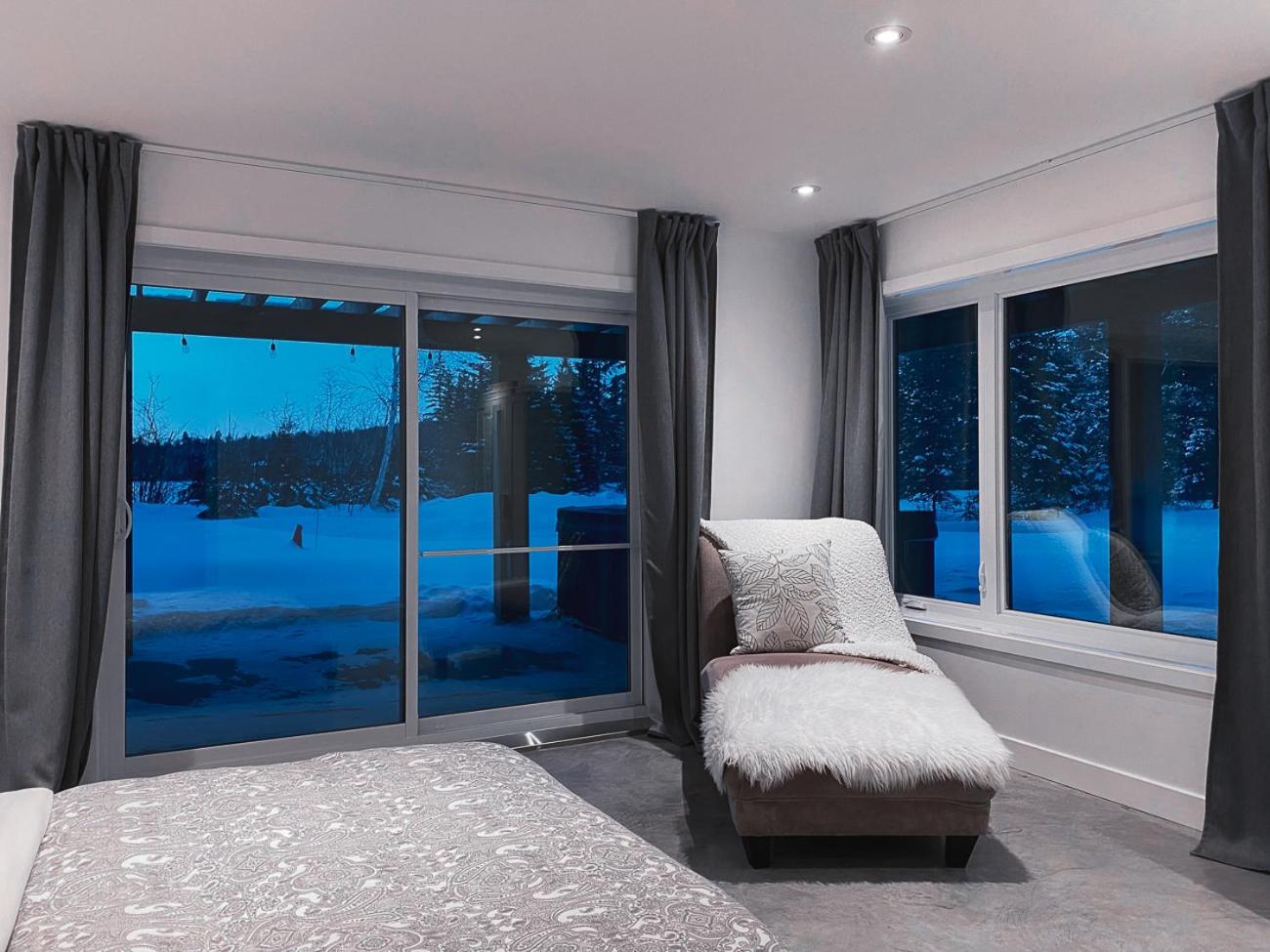 Le Roselin On Lake Ouareau Hot tub & Pool Table