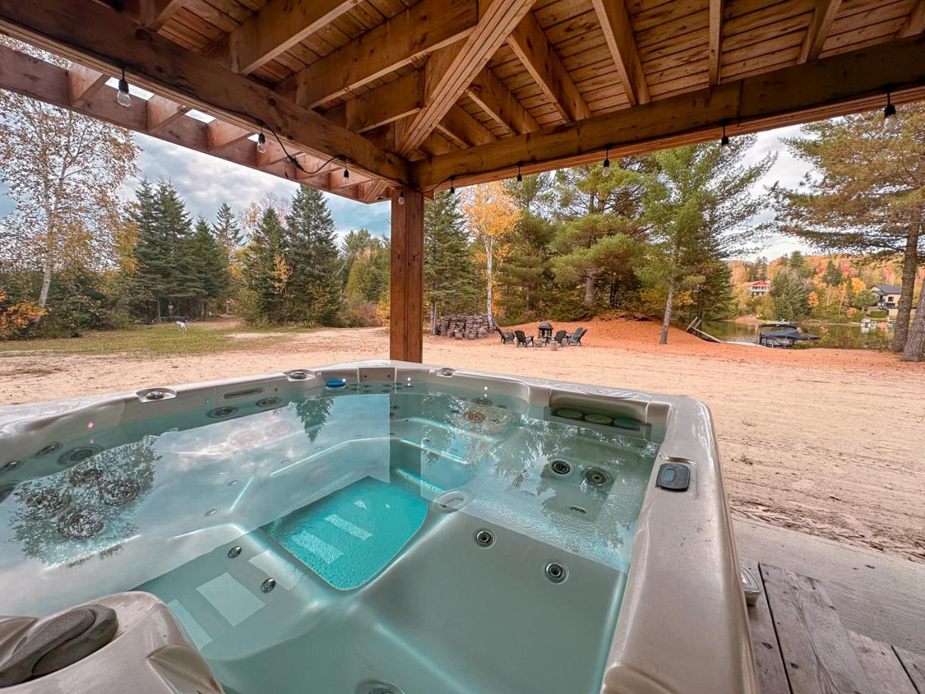 Le Roselin On Lake Ouareau Hot tub & Pool Table
