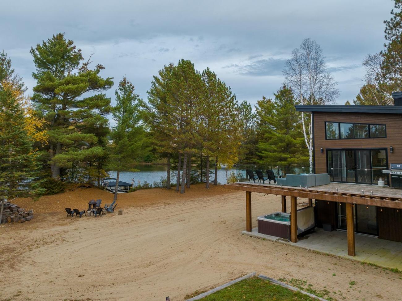 Le Roselin On Lake Ouareau Hot tub & Pool Table