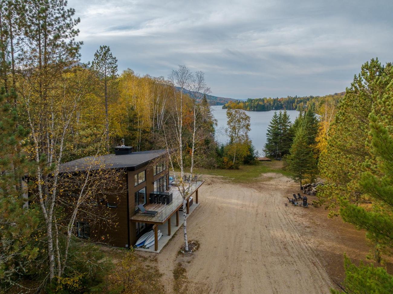 Le Roselin On Lake Ouareau Hot tub & Pool Table