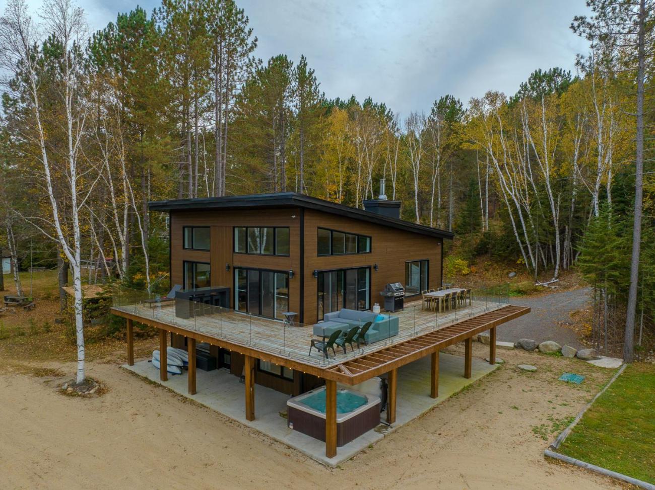 Le Roselin On Lake Ouareau Hot tub & Pool Table