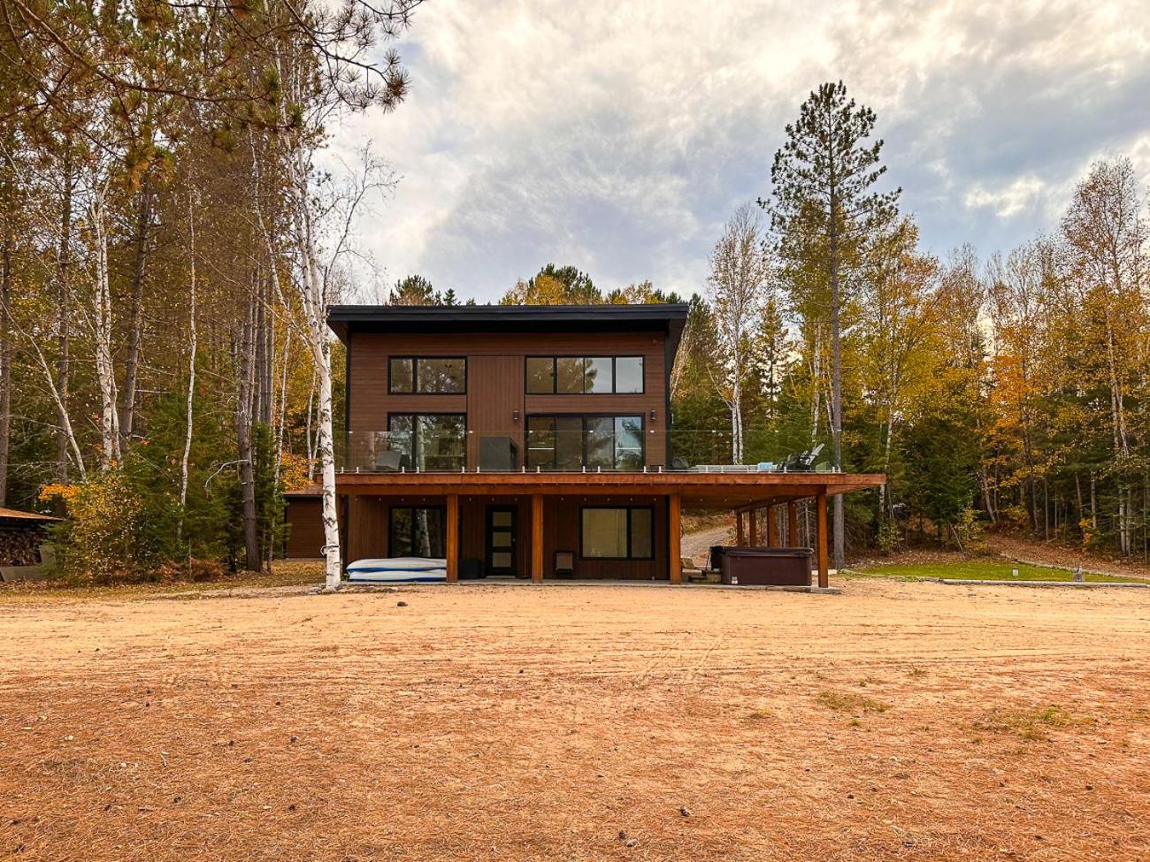 Le Roselin On Lake Ouareau Hot tub & Pool Table