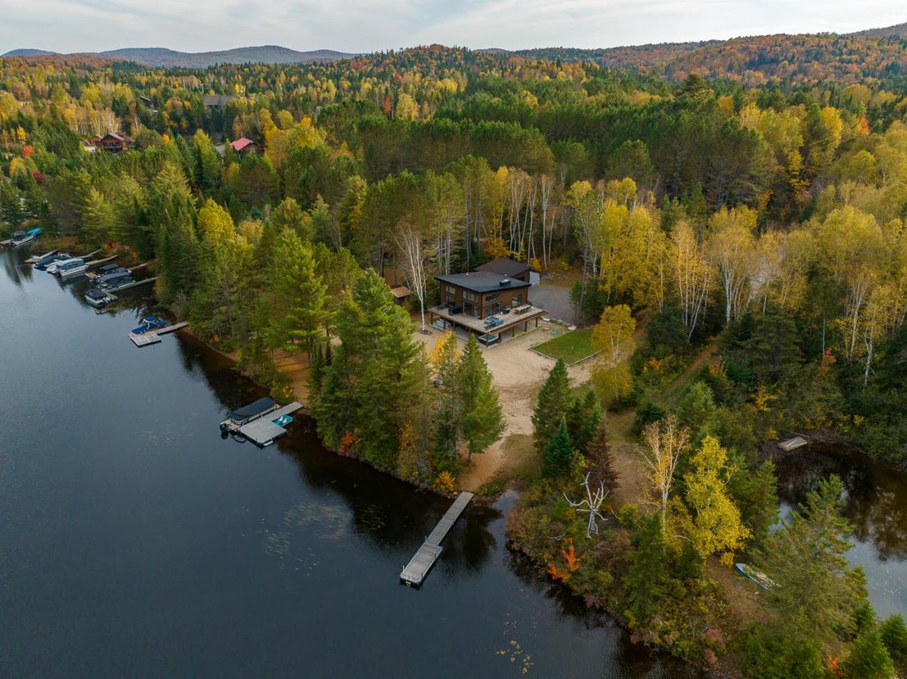 Le Roselin On Lake Ouareau Hot tub & Pool Table