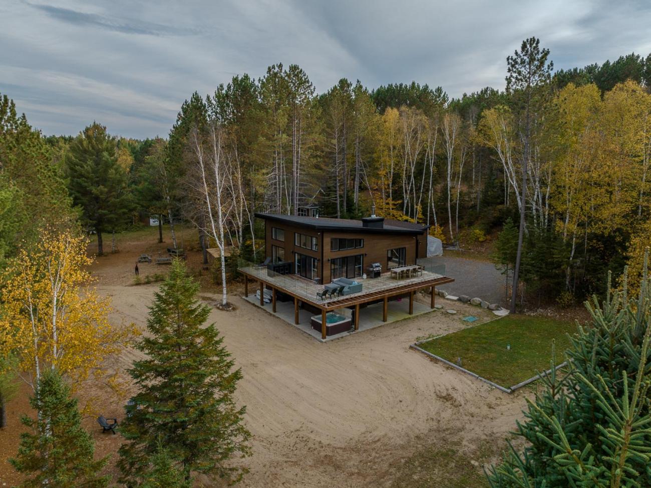 Le Roselin On Lake Ouareau Hot tub & Pool Table