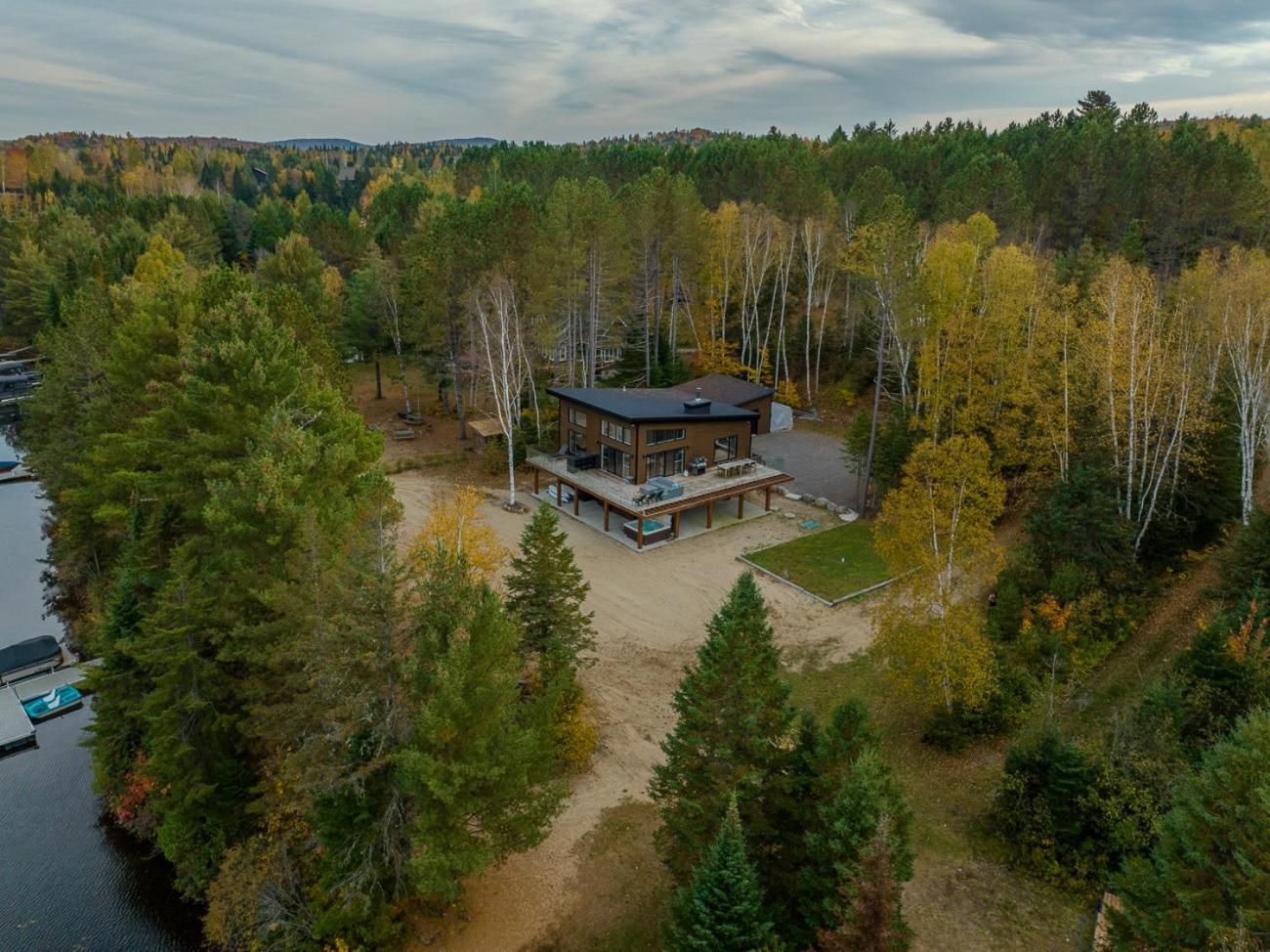 Le Roselin On Lake Ouareau Hot tub & Pool Table