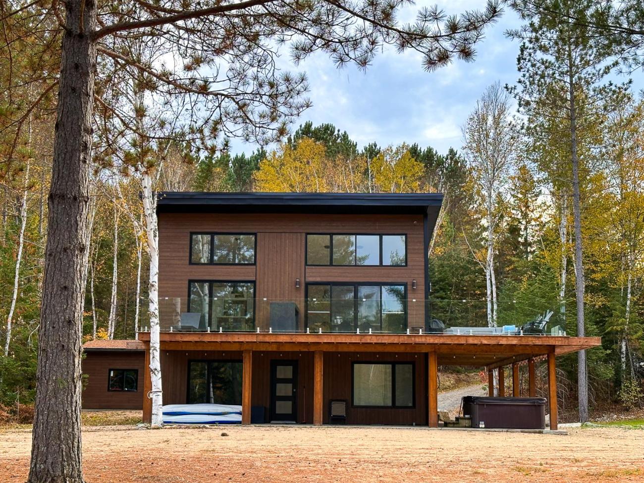 Le Roselin On Lake Ouareau Hot tub & Pool Table