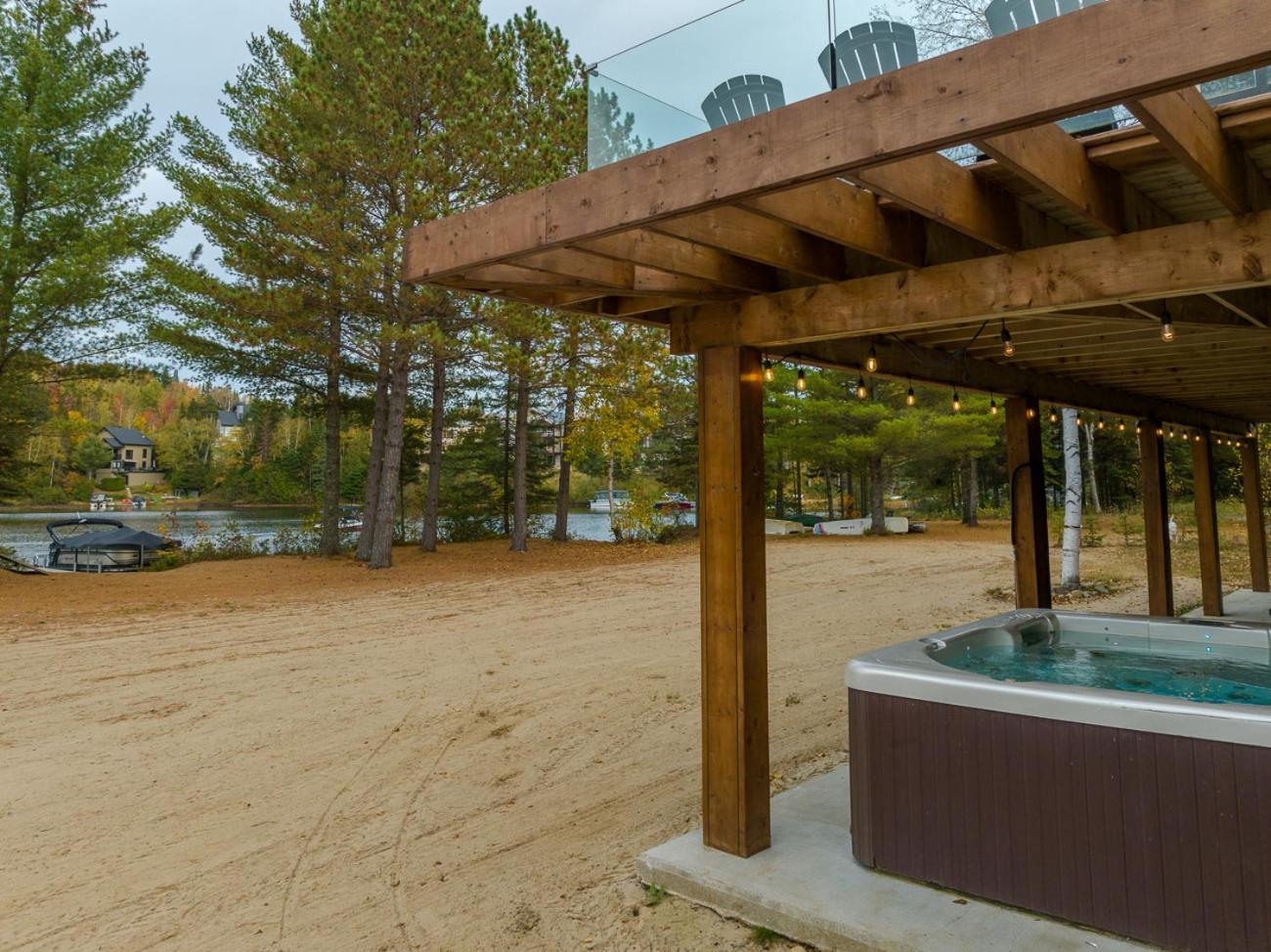 Le Roselin On Lake Ouareau Hot tub & Pool Table