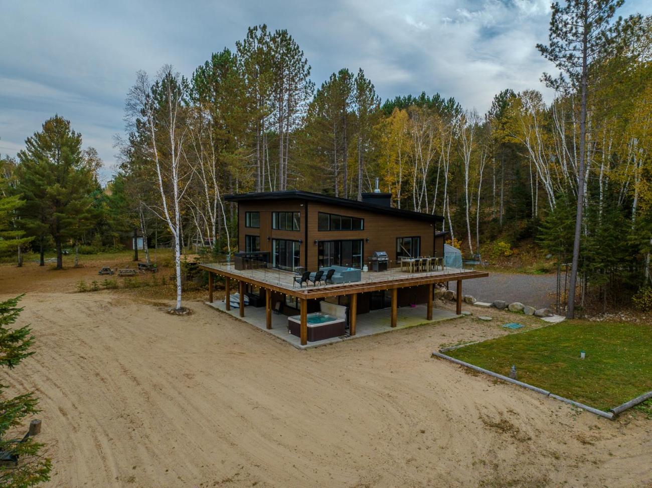 Le Roselin On Lake Ouareau Hot tub & Pool Table