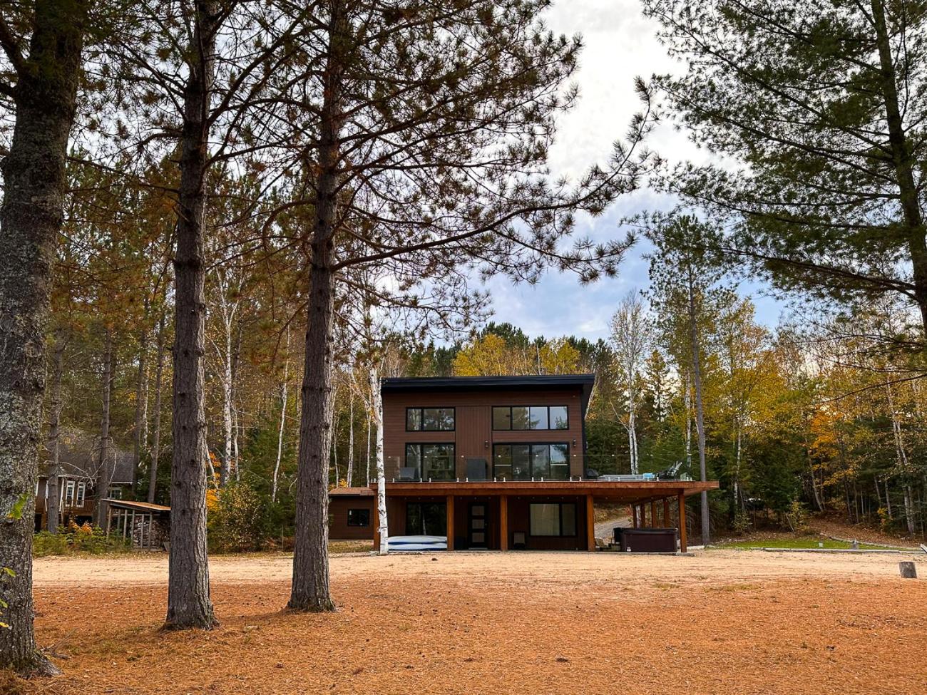 Le Roselin On Lake Ouareau Hot tub & Pool Table