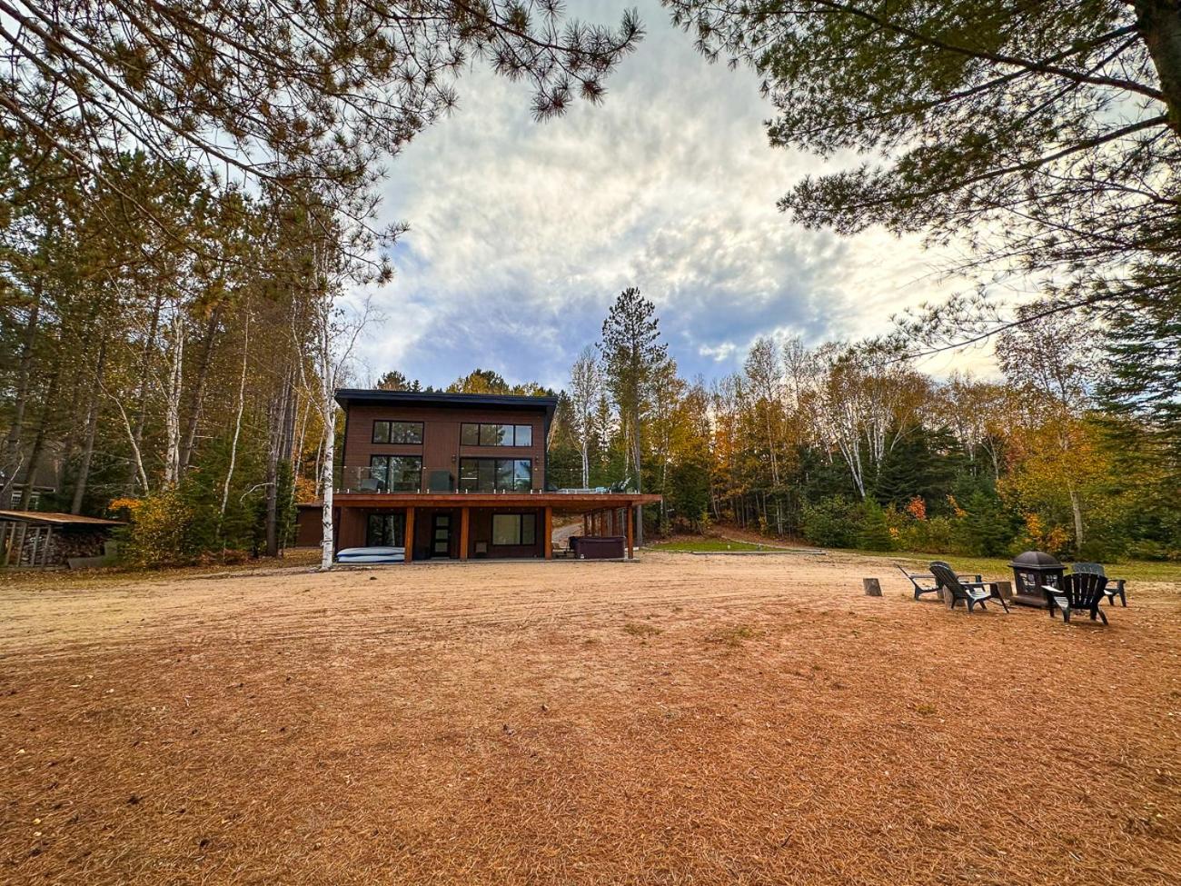 Le Roselin On Lake Ouareau Hot tub & Pool Table