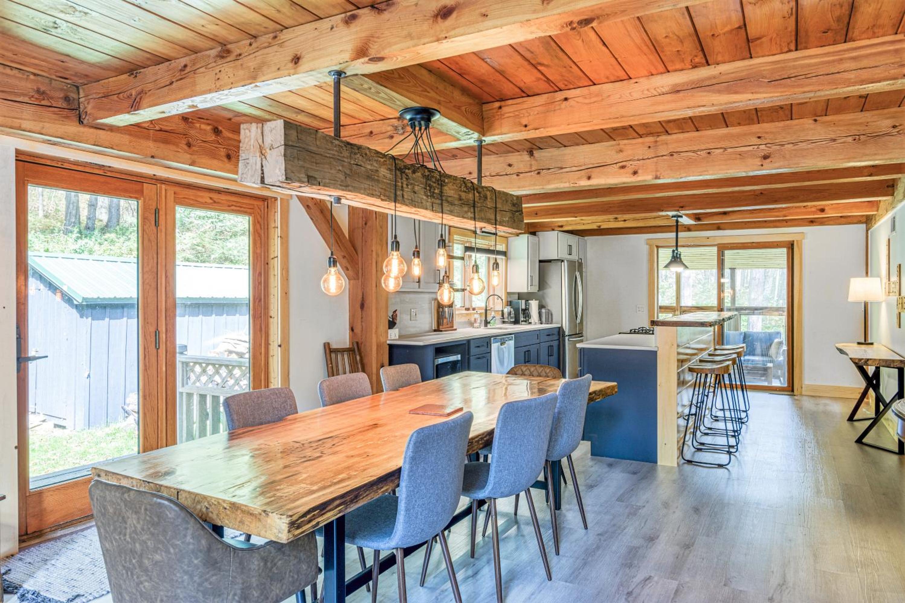 Beautiful chalet on 5 acres - 2 min to Village! Hot-Tub, Sauna, Fire Pit! view 4