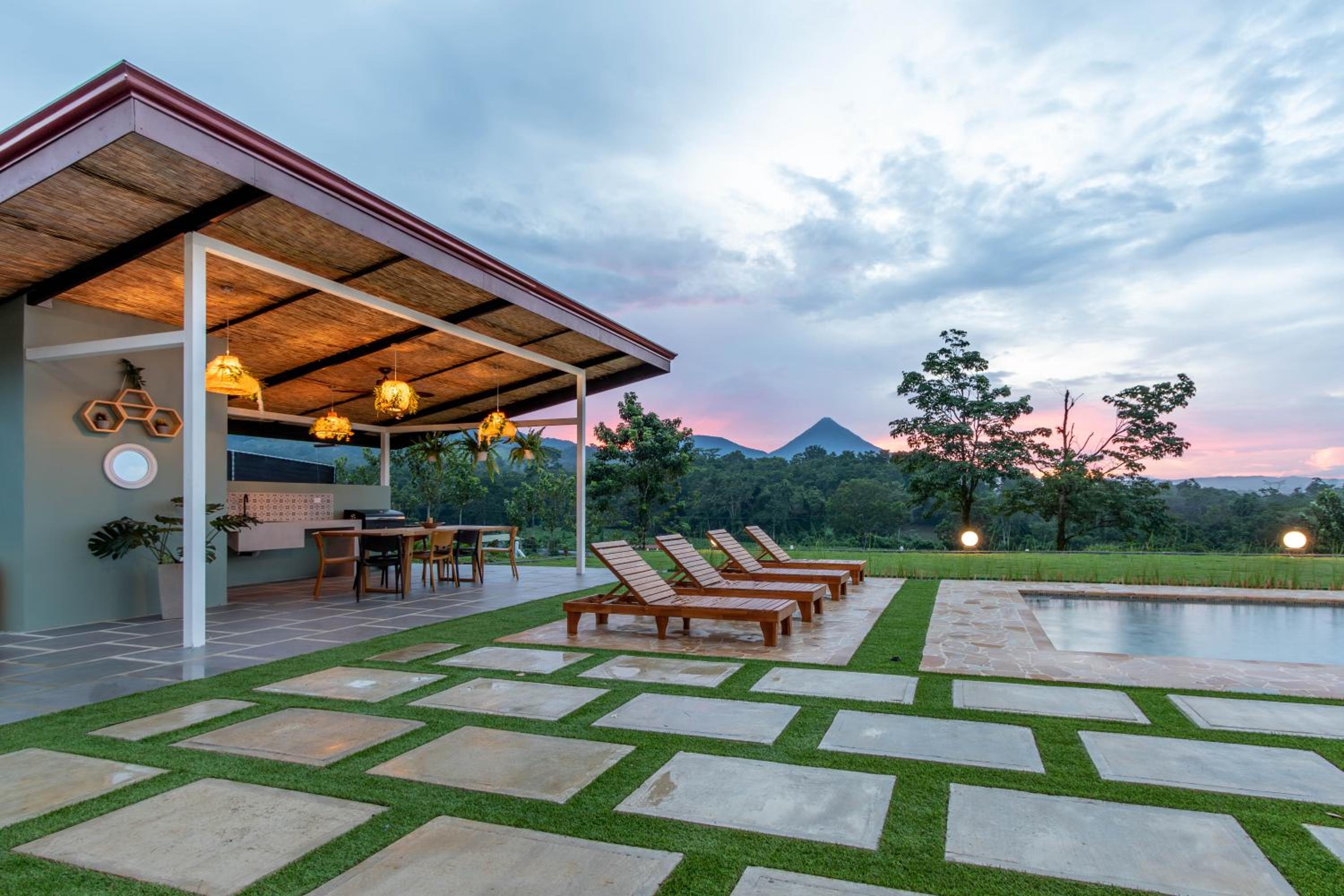 Mayoli Hill Deluxe Farmhouse