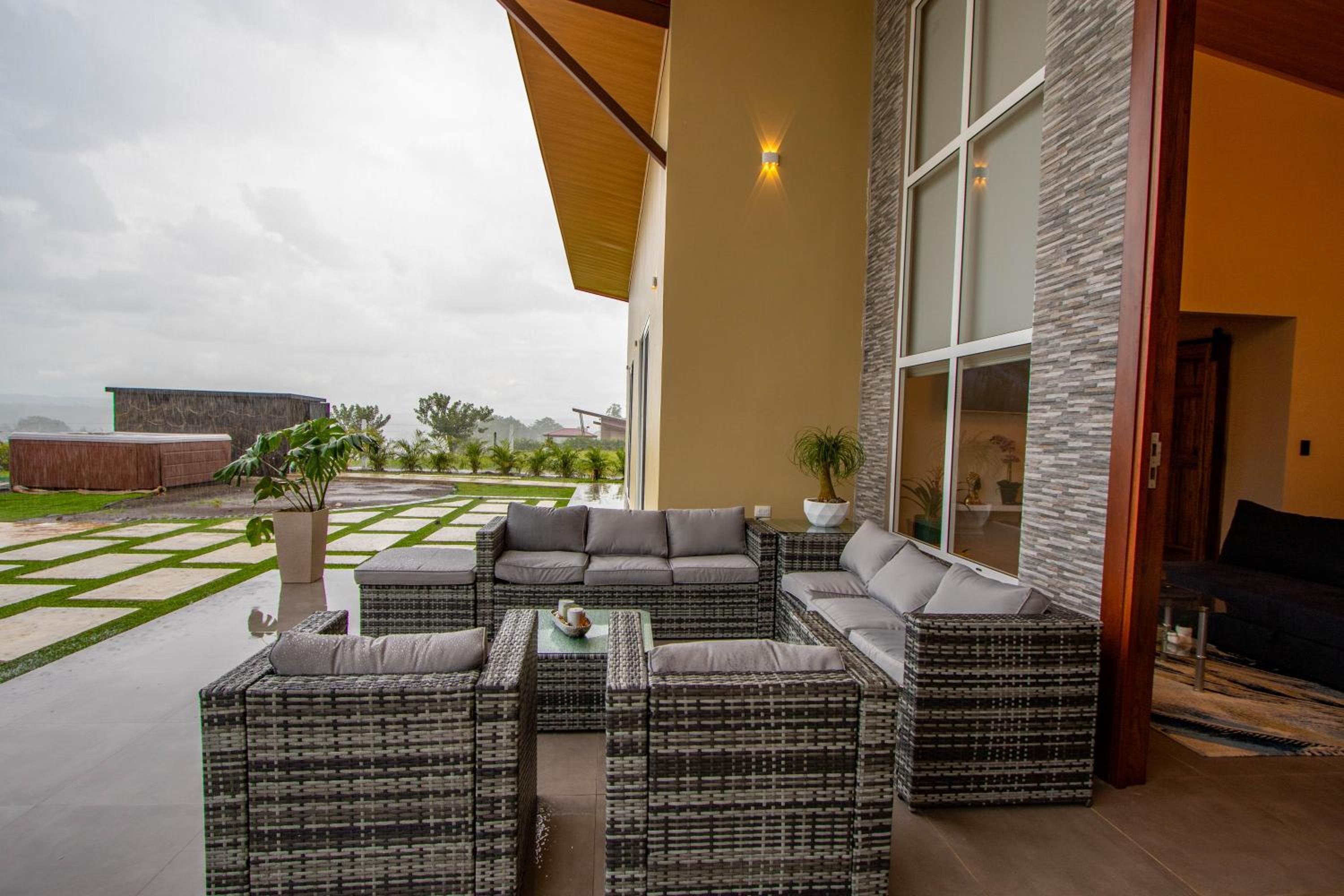 Mayoli Hill Deluxe Farmhouse