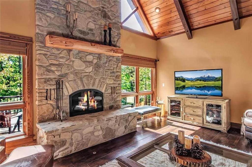 Luxurious Chalet! Hot-tub, Bonfire & Ideal Location for Skiing & Town view 3